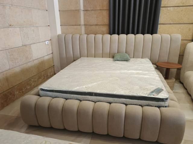 Buttoned, beige velvet bed