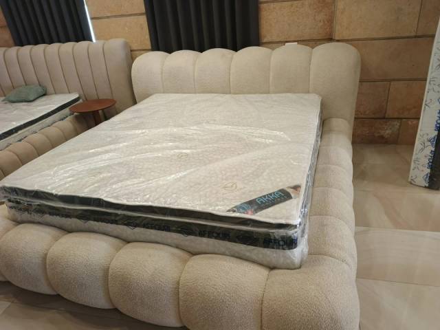 Buttoned cream velvet bed